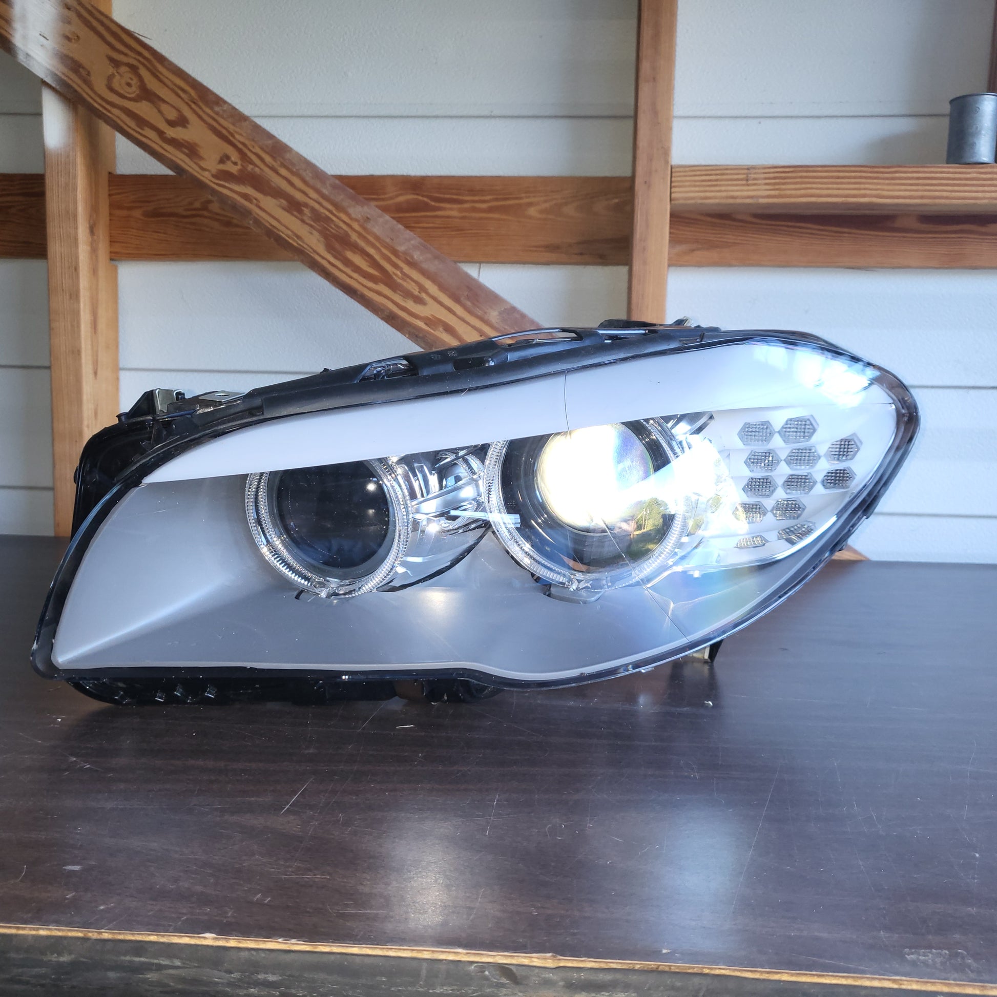 Secondhand Readers Hella Bi-Xenon headlight assembly for 2011-2013 BMW F10 5 Series left side driver side headlamp.